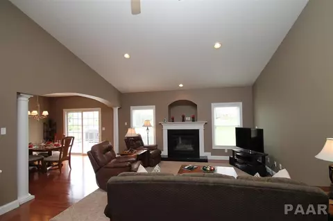 504 Windsor Dr, Germantown Hills, IL 61548 photo 5