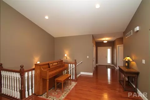 504 Windsor Dr, Germantown Hills, IL 61548 photo 3
