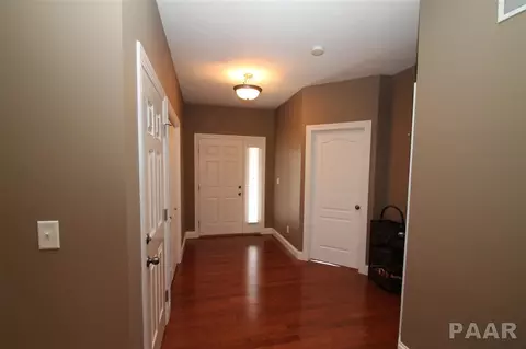 504 Windsor Dr, Germantown Hills, IL 61548 photo 2