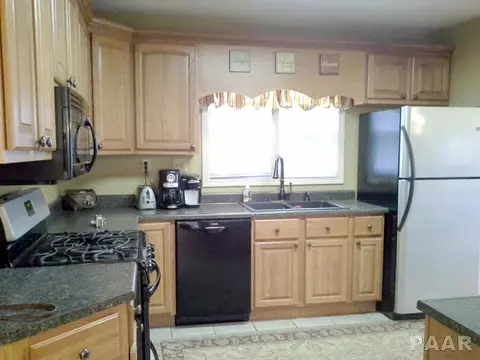 1944 E Chestnut, Canton, IL 61520 photo 4