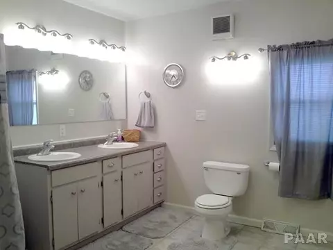 1944 E Chestnut, Canton, IL 61520 photo 8