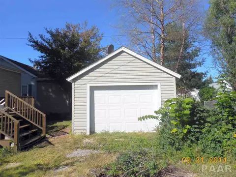 655 E Locust St, Canton, IL 61520 photo 4
