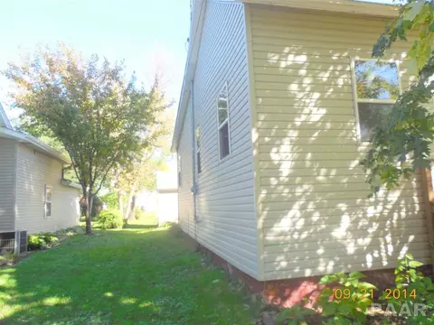655 E Locust St, Canton, IL 61520 photo 5