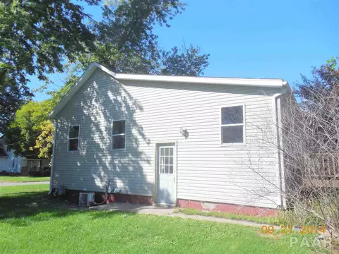 655 E Locust St, Canton, IL 61520 photo 3