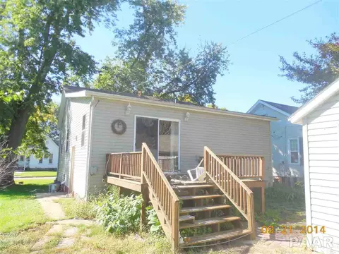655 E Locust St, Canton, IL 61520 photo 2