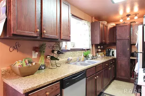 105 Kickapoo, Marquette Heights, IL 61554 photo 8