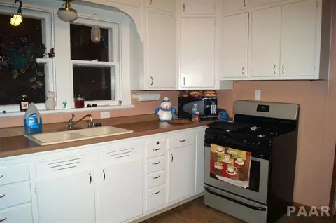 712 E Locust, Canton, IL 61520 photo 2