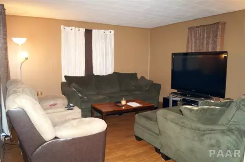 712 E Locust, Canton, IL 61520 photo 6