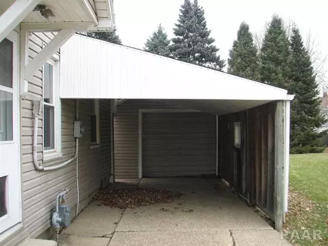345 E Myrtle St, Canton, IL 61520 photo 5