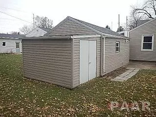 345 E Myrtle St, Canton, IL 61520 photo 6