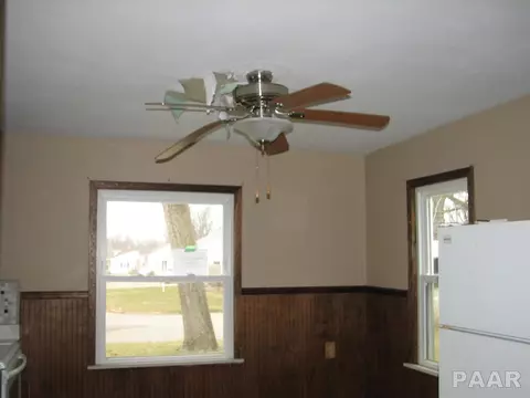 345 E Myrtle St, Canton, IL 61520 photo 13