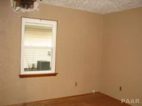 345 E Myrtle St, Canton, IL 61520 photo 15