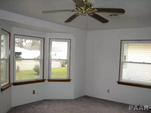 345 E Myrtle St, Canton, IL 61520 photo 8