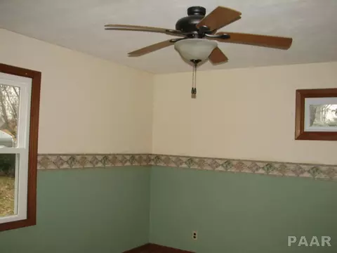 345 E Myrtle St, Canton, IL 61520 photo 16