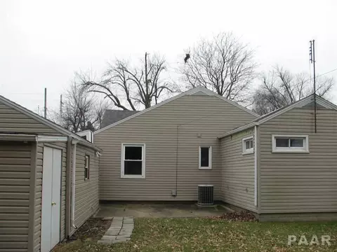 345 E Myrtle St, Canton, IL 61520 photo 4