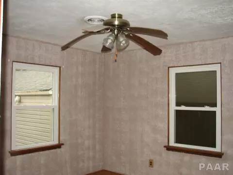 345 E Myrtle St, Canton, IL 61520 photo 18