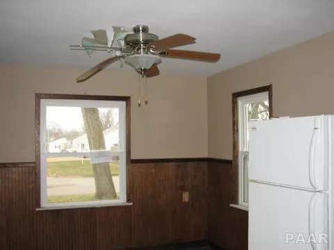 345 E Myrtle St, Canton, IL 61520 photo 11