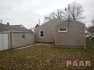 345 E Myrtle St, Canton, IL 61520 photo 3
