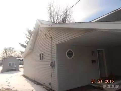 954 E Locust St, Canton, IL 61520 photo 3