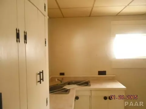 954 E Locust St, Canton, IL 61520 photo 5