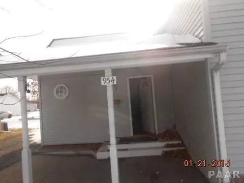 954 E Locust St, Canton, IL 61520 photo 2