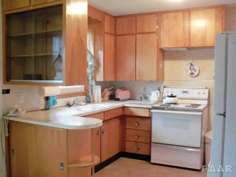 1502 James Rd, Pekin, IL 61554 photo 4