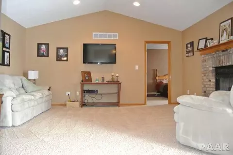 9762 W Guinivere Dr, Mapleton, IL 61547 photo 4