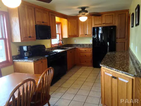 104 Edgewood Rd, Eureka, IL 61530 photo 2