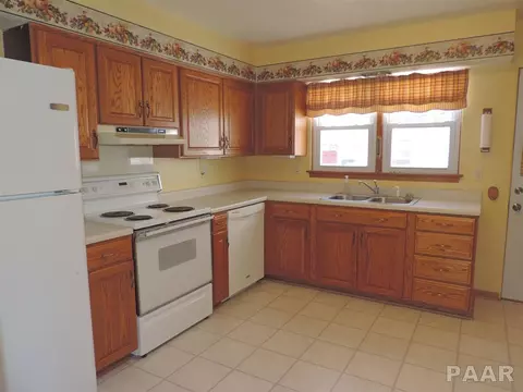 1702 James, Pekin, IL 61554 photo 4