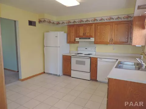 1702 James, Pekin, IL 61554 photo 5