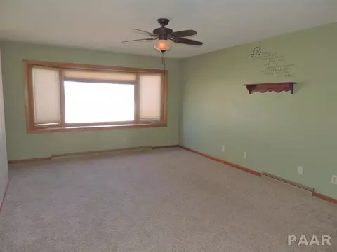 1702 James, Pekin, IL 61554 photo 3