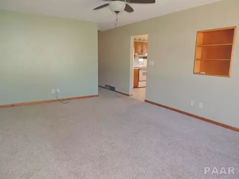 1702 James, Pekin, IL 61554 photo 2