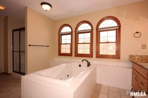 1129 E Juniper St, Canton, IL 61520 photo 22