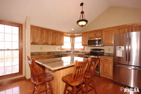1129 E Juniper St, Canton, IL 61520 photo 9