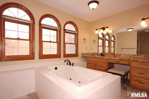 1129 E Juniper St, Canton, IL 61520 photo 23
