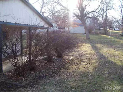 406 Henry St, Eureka, IL 61530 photo 3