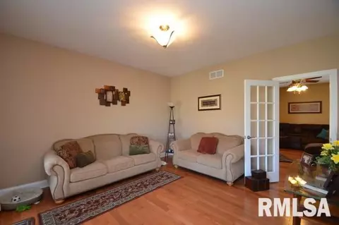 304 Cottingham Ln, Germantown Hills, IL 61548 photo 3