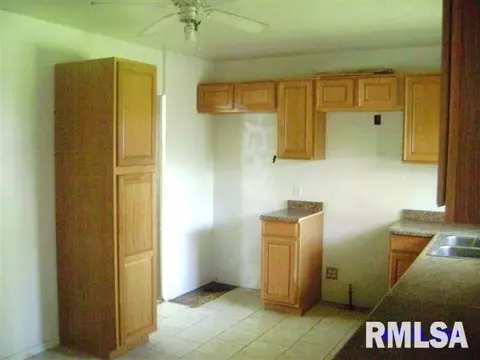 410 Capri St, Pekin, IL 61554 photo 3
