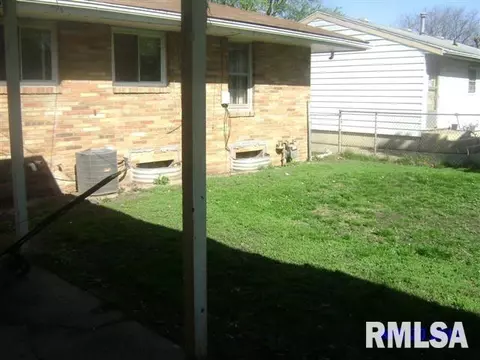 410 Capri St, Pekin, IL 61554 photo 5