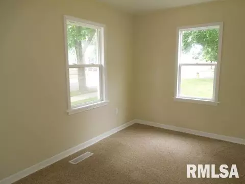 409 N 3rd St, Pekin, IL 61554 photo 8