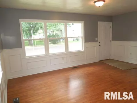 409 N 3rd St, Pekin, IL 61554 photo 3