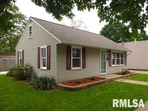 409 N 3rd St, Pekin, IL 61554 photo 1