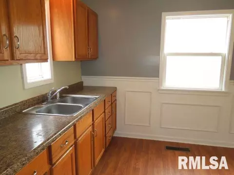 409 N 3rd St, Pekin, IL 61554 photo 5