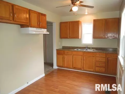 409 N 3rd St, Pekin, IL 61554 photo 6