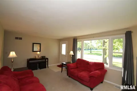 1048 Emerson St, Morton, IL 61550 photo 4
