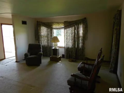 725 N Main St, Eureka, IL 61530 photo 12