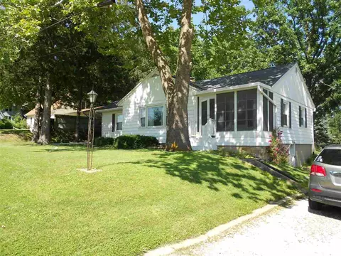 725 N Main St, Eureka, IL 61530 photo 4