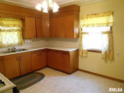 725 N Main St, Eureka, IL 61530 photo 8