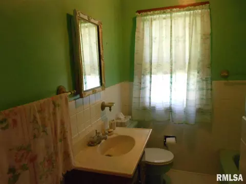 725 N Main St, Eureka, IL 61530 photo 24