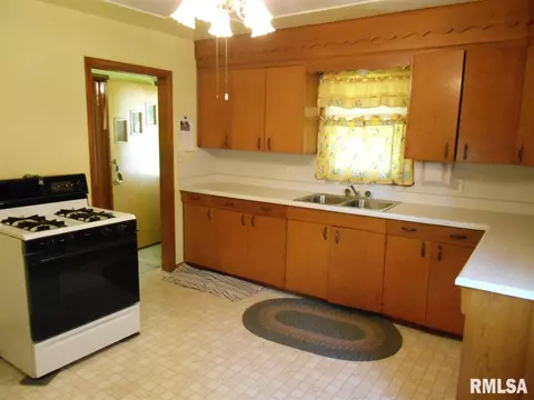 725 N Main St, Eureka, IL 61530 photo 9
